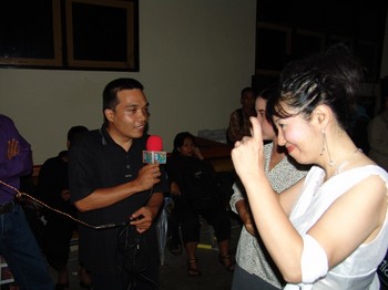 インタビューを受ける真理子さん　インドネシアにて　2004年